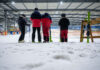 Skifahrer:innen in einer Skihalle