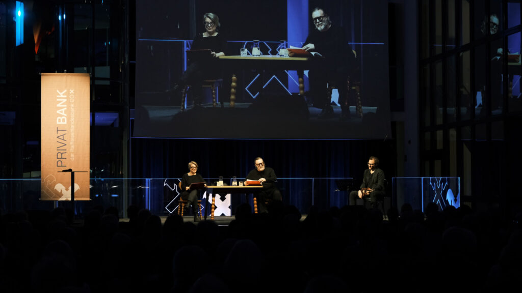 Blick auf die Bühne bei der Lesung von Nicholas Ofczarek und Tamara Metelka