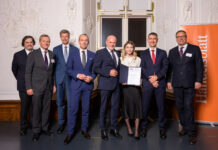 Elite Report: Summa cum laude für Salzburg Gruppenfoto von der Verleihung