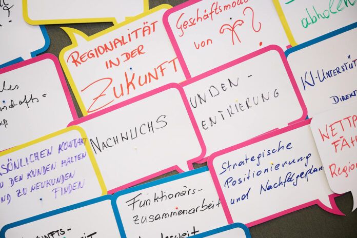 Ideensammlung auf einer Pinnwand beim Funktionärsforum 2025