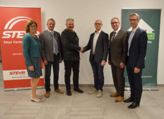 Amtsübergabe unter den Spitzen­funktionären: AR-Vorsitzende Elfriede Mayrhofer, Obmann-Stv. Markus Brankl, Andreas Fischlmaier, AR-Stv. Matthias Trimmel, Obmann Thomas Achleitner und Geschäftsführer Erich Reisenbichler