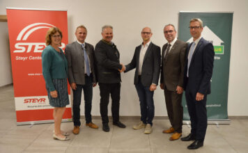 Amtsübergabe unter den Spitzen­funktionären: AR-Vorsitzende Elfriede Mayrhofer, Obmann-Stv. Markus Brankl, Andreas Fischlmaier, AR-Stv. Matthias Trimmel, Obmann Thomas Achleitner und Geschäftsführer Erich Reisenbichler