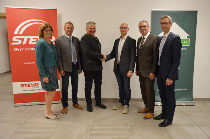 Amtsübergabe unter den Spitzen­funktionären: AR-Vorsitzende Elfriede Mayrhofer, Obmann-Stv. Markus Brankl, Andreas Fischlmaier, AR-Stv. Matthias Trimmel, Obmann Thomas Achleitner und Geschäftsführer Erich Reisenbichler