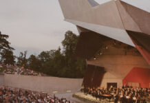 Blick auf die Bühne des Wolkenturms