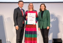 RV OÖ als familienfreundlich ausgezeichnet Norman Eichinger, Projektkoordinatorin Marion Pammer und Claudia Plakolm bei der Auszeichnung am 12. November