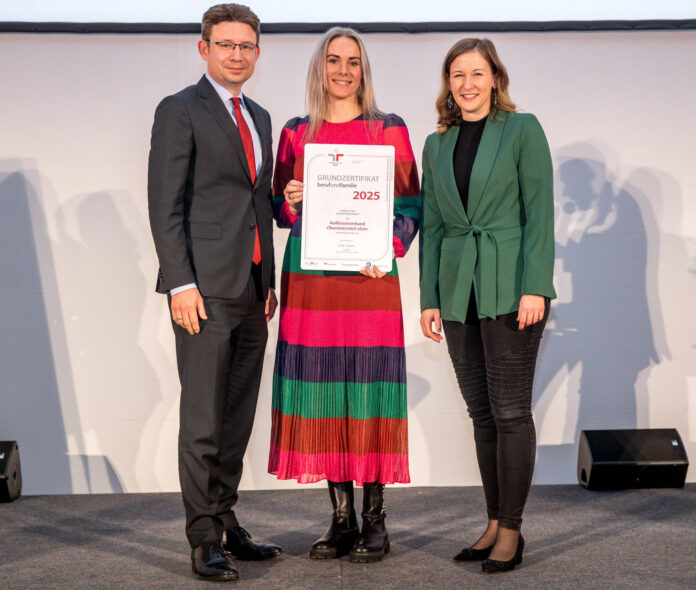 Norman Eichinger, Projekt­koordinatorin Marion Pammer und Claudia Plakolm bei der Auszeichnung am 12. November