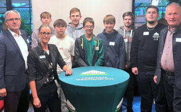 Alfred Hiller, Karin Wagner von der Personalentwicklung und Obmann-Stv. Josef Weiß mit den neuen Lehrlingen