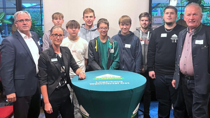 Alfred Hiller, Karin Wagner von der Personalentwicklung und Obmann-Stv. Josef Weiß mit den neuen Lehrlingen