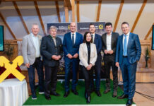 Volles Haus und beste Stimmung in der RB Steinbach-Grünburg Wirtschaft Steyrtal-Obmann Karl Schwarz, die Bürgermeister Gerald Augustin (Grünburg) und Landesrat Christian Dörfel (Steinbach), Manuela Macedonia, Florian Außermayr, Wolfgang Brandstätter und Vorstand Thomas Obernberger