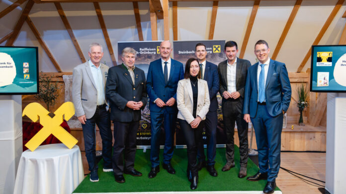 Wirtschaft Steyrtal-Obmann Karl Schwarz, die Bürgermeister Gerald Augustin (Grünburg) und Landesrat Christian Dörfel (Steinbach), Manuela Macedonia, Florian Außermayr, Wolfgang Brandstätter und Vorstand Thomas Obernberger