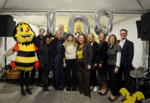 RB Pöttsching: 100 Jahre im Dienst der Region Gerald Simon, Serviceberaterin Tania Jalil, Heidi Jäger, Erwin Tinhof, Julia Prünner, Privatkundenbetreuer Marc Bernhardt, Manuela Rauchbauer, Brigitta Neubauer, Eva Fugger, Christina Locsmandy und Rudolf Suttner feierten das 100-jährige Jubiläum.