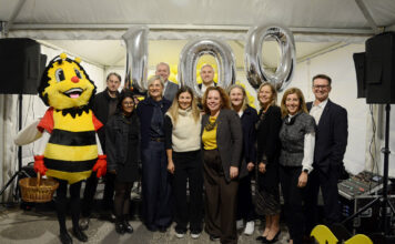 Gerald Simon, Serviceberaterin Tania Jalil, Heidi Jäger, Erwin Tinhof, Julia Prünner, Privatkundenbetreuer Marc Bernhardt, Manuela Rauchbauer, Brigitta Neubauer, Eva Fugger, Christina Locsmandy und Rudolf Suttner feierten das 100-jährige Jubiläum.