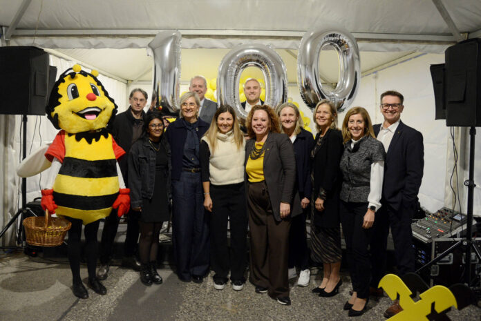 Gerald Simon, Serviceberaterin Tania Jalil, Heidi Jäger, Erwin Tinhof, Julia Prünner, Privatkundenbetreuer Marc Bernhardt, Manuela Rauchbauer, Brigitta Neubauer, Eva Fugger, Christina Locsmandy und Rudolf Suttner feierten das 100-jährige Jubiläum.