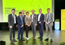 Raiffeisen Kärnten stellt die Weichen für das Vertriebsjahr 2026 Christopher Weiss, Gunter Deuber, Manfred Wilhelmer, Anne M. Schüller, Andreas Pfeifer, Karl Schnögl (Obmann Kärnten Raiffeisen Marketing) und Georg Messner (Vorstandsdirektor RLB Kärnten)