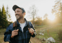 Mann mit Kappe wandert