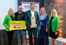 Eva Fugger (2. von rechts) mit Vanessa Gollatz (Office Management), Jürgen Laschober (CMO), Michael Oberfeichtner (CEO) und Karin Oberfeichtner (Eventmanagement) von O.K. Energie Haus