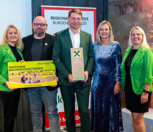 Eva Fugger (2. von rechts) mit Vanessa Gollatz (Office Management), Jürgen Laschober (CMO), Michael Oberfeichtner (CEO) und Karin Oberfeichtner (Eventmanagement) von O.K. Energie Haus