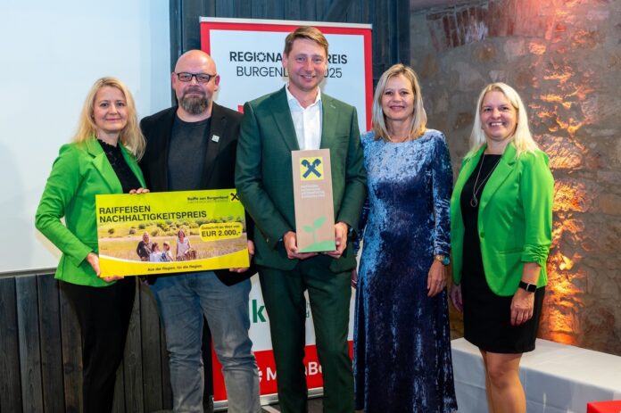 Eva Fugger (2. von rechts) mit Vanessa Gollatz (Office Management), Jürgen Laschober (CMO), Michael Oberfeichtner (CEO) und Karin Oberfeichtner (Eventmanagement) von O.K. Energie Haus