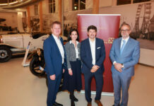 Herbert Geiersperger, Beate Hammer (Private Banking), Valentin Hofstätter, Herbert Kersch (Leiter Private Banking) informierten beim jährlichen Investmentabend der RB Salzburger Seenland über Veranlagungsmöglichkeiten.