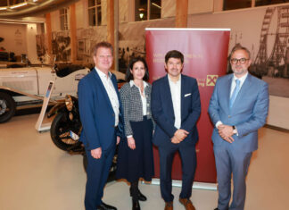 Herbert Geiersperger, Beate Hammer (Private Banking), Valentin Hofstätter, Herbert Kersch (Leiter Private Banking) informierten beim jährlichen Investmentabend der RB Salzburger Seenland über Veranlagungsmöglichkeiten.