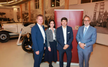 Chancen trotz bewegter Zeiten Herbert Geiersperger, Beate Hammer (Private Banking), Valentin Hofstätter, Herbert Kersch (Leiter Private Banking) informierten beim jährlichen Investmentabend der RB Salzburger Seenland über Veranlagungsmöglichkeiten.