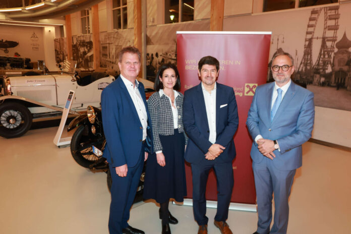 Herbert Geiersperger, Beate Hammer (Private Banking), Valentin Hofstätter, Herbert Kersch (Leiter Private Banking) informierten beim jährlichen Investmentabend der RB Salzburger Seenland über Veranlagungsmöglichkeiten.