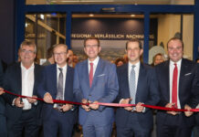 Raiffeisenbank Wels eröffnet Bankstelle in Marchtrenk Paul Mahr, Roland Hechenberger, Markus Achleitner, Vorstand Michael Hag und Daniel Gall durchschnitten bei der Eröffnung gemeinsam das rote Band.
