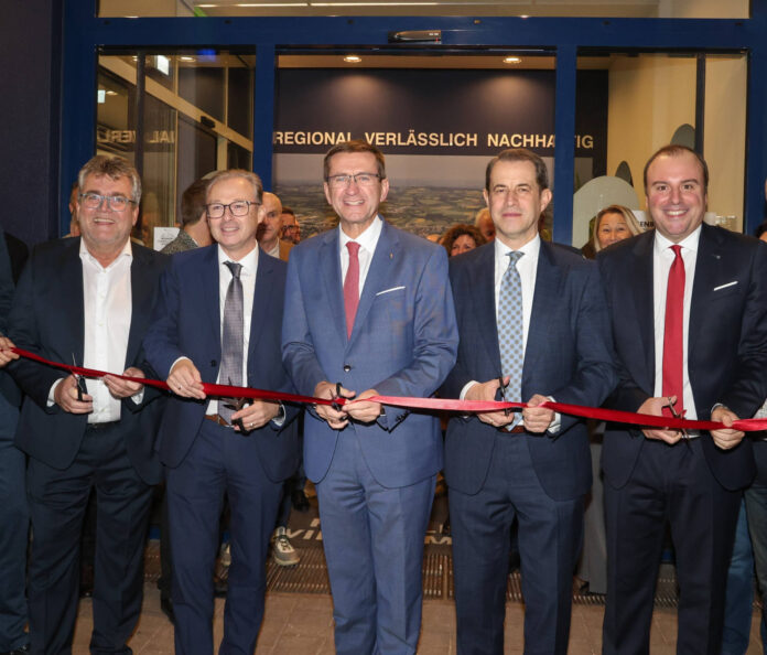 Paul Mahr, Roland Hechenberger, Markus Achleitner, Vorstand Michael Hag und Daniel Gall durchschnitten bei der Eröffnung gemeinsam das rote Band.