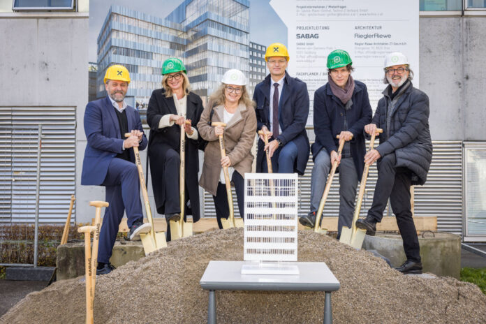 Hobex-CEO Michael Bratl, Irmtraud Königshofer, Geschäftsführerin Modelleisenbahn Holding GmbH, Hobex-CFO Karin Mitchell, RVS-Geschäftsleiter Andreas Derndorfer, Architekt Christian Story und der Geschäftsführer der Techno-Z Verbund GmbH Werner Pfeiffenberger beim feierlichen Spatenstich