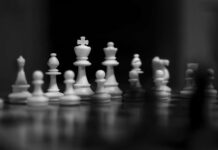 Schachfiguren auf dem Brett