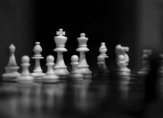 Schachfiguren auf dem Brett