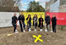 RRB Mödling feiert Spatenstich in Münchendorf Martin Pertl (Geschäftsführer Handler Infrastruktur), RRB-Obmann Peter Bubits, Geschäftsleiterin Sonja Laimer, Bgm. Doris Kirstorfer, Barbara Freiler (CFO Handler Group), Architekt Klaus Pristounig und Bankstellenleiter Marco Baumgartner