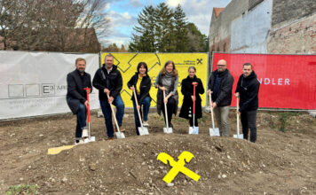 RRB Mödling feiert Spatenstich in Münchendorf Martin Pertl (Geschäftsführer Handler Infrastruktur), RRB-Obmann Peter Bubits, Geschäftsleiterin Sonja Laimer, Bgm. Doris Kirstorfer, Barbara Freiler (CFO Handler Group), Architekt Klaus Pristounig und Bankstellenleiter Marco Baumgartner