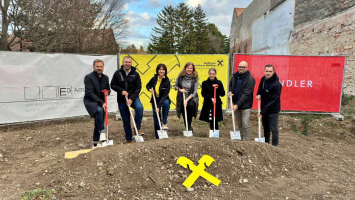 Martin Pertl (Geschäftsführer Handler Infrastruktur), RRB-Obmann Peter Bubits, Geschäftsleiterin Sonja Laimer, Bgm. Doris Kirstorfer, Barbara Freiler (CFO Handler Group), Architekt Klaus Pristounig und Bankstellenleiter Marco Baumgartner