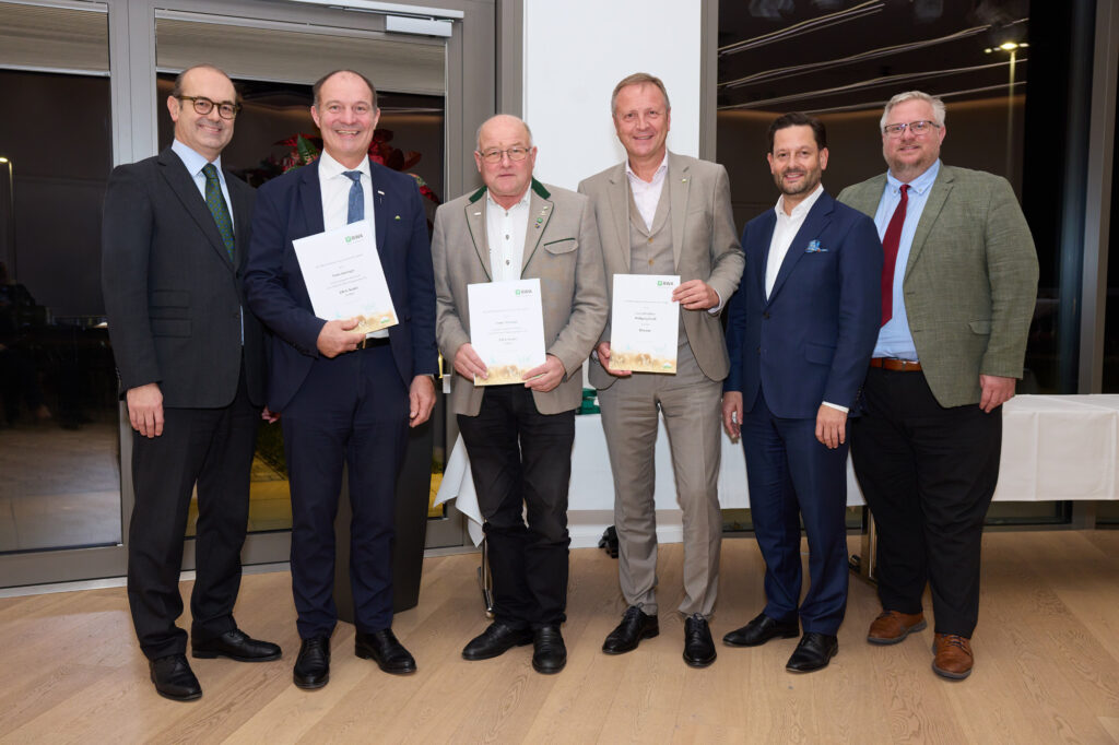 Johannes Schuster, Christoph Metzker und Michael Göschelbauer mit den Geehrten: Franz Jetziger, Franz Hittinger (beide RWA-Nadel in Silber) und Wolfgang Gwiß (Direktor)