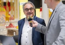 15 Jahre EKZ West Center Manager Karl Weingrill im Interview mit einer lokalen Radiostation im Rahmen der Jubiläumsfeier.