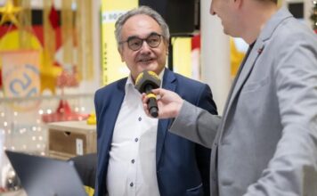 15 Jahre EKZ West Center Manager Karl Weingrill im Interview mit einer lokalen Radiostation im Rahmen der Jubiläumsfeier.