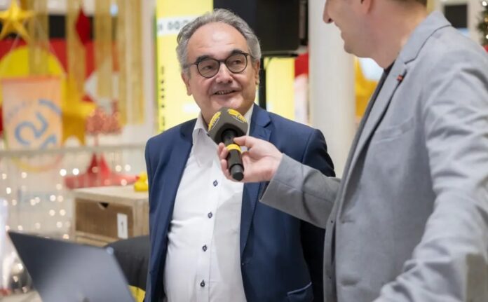 Center Manager Karl Weingrill im Interview mit einer lokalen Radiostation im Rahmen der Jubiläumsfeier.