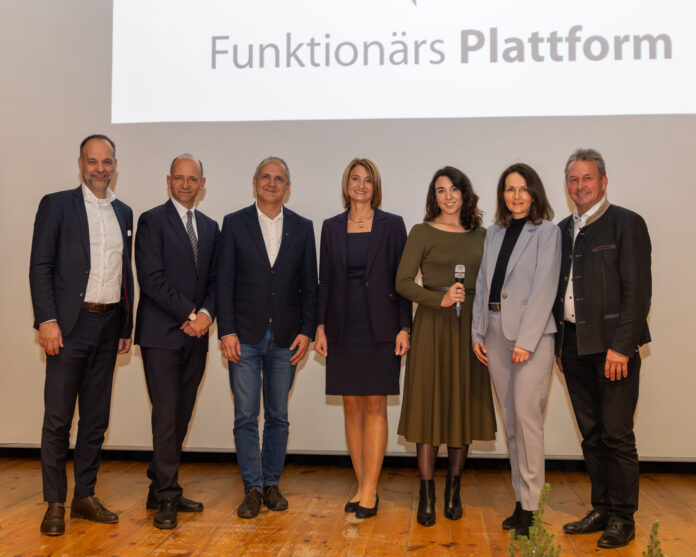 Peter Weissl, Thomas Hofer, Ernst Rammel, Margit Waldauer, Moderatorin Sandra Suppan, Daniela Monschein und Verbandsobmann Franz Titschenbacher