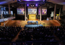 Verborgenes Juwel Blick auf die Bühne beim Event der Raiffeisen Versicherung