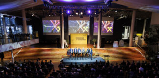 Blick auf die Bühne beim Event der Raiffeisen Versicherung