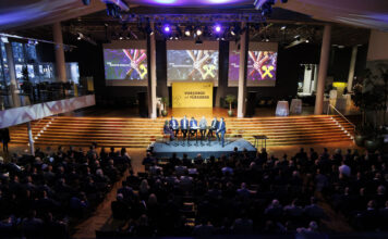 Blick auf die Bühne beim Event der Raiffeisen Versicherung