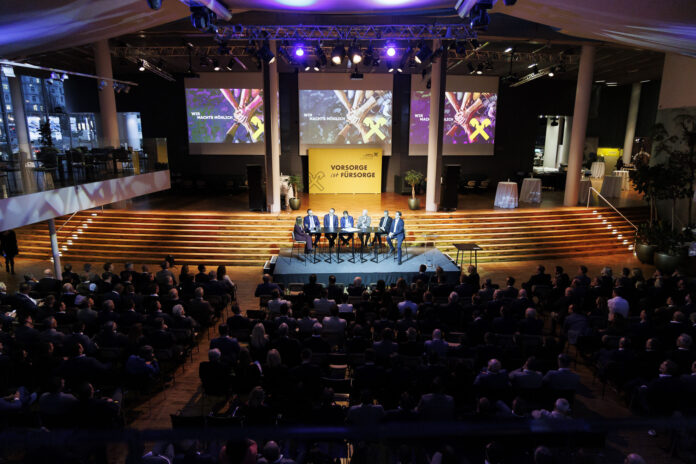 Blick auf die Bühne beim Event der Raiffeisen Versicherung