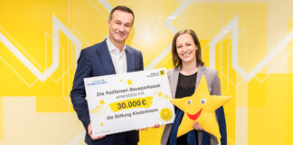RBSK-Geschäftsführer Hans-Christian Vallant übergibt den Spendenscheck an Christine Drechsler, Geschäftsführerin von Stiftung Kindertraum.