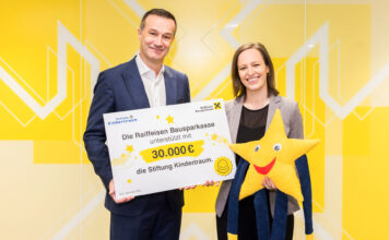 RBSK-Geschäftsführer Hans-Christian Vallant übergibt den Spendenscheck an Christine Drechsler, Geschäftsführerin von Stiftung Kindertraum.