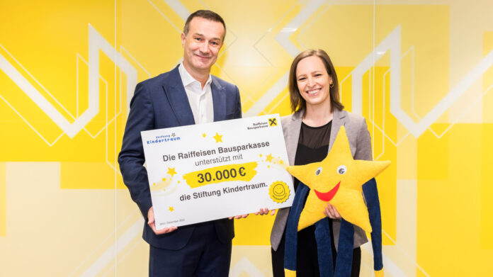 RBSK-Geschäftsführer Hans-Christian Vallant übergibt den Spendenscheck an Christine Drechsler, Geschäftsführerin von Stiftung Kindertraum.