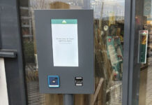 Eingangsterminal eines Lagerhausplus-Marktes