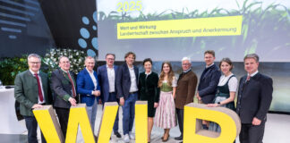 RLB-Vorstand Rainer Stelzer, Martin Schaller, Josef Pesserl, Christoph Holzer, Wolfgang Schaller, Maria Pein, Michaela Sandmayr, Josef Hainzl, Moderator Peter Kargl und die RLB-Vorstände Ariane Pfleger und Florian Stryeck