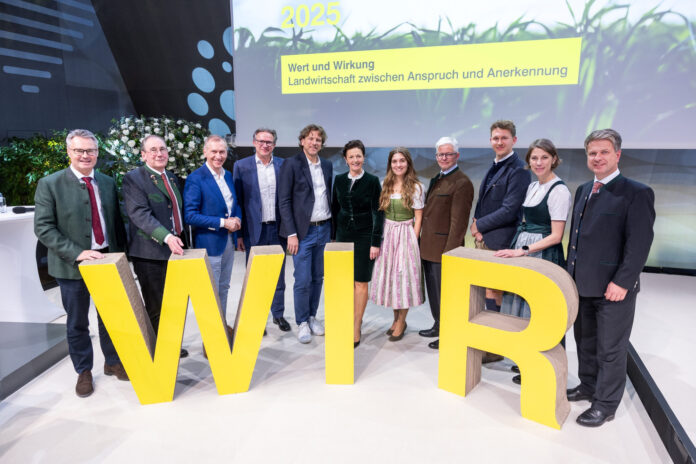 RLB-Vorstand Rainer Stelzer, Martin Schaller, Josef Pesserl, Christoph Holzer, Wolfgang Schaller, Maria Pein, Michaela Sandmayr, Josef Hainzl, Moderator Peter Kargl und die RLB-Vorstände Ariane Pfleger und Florian Stryeck