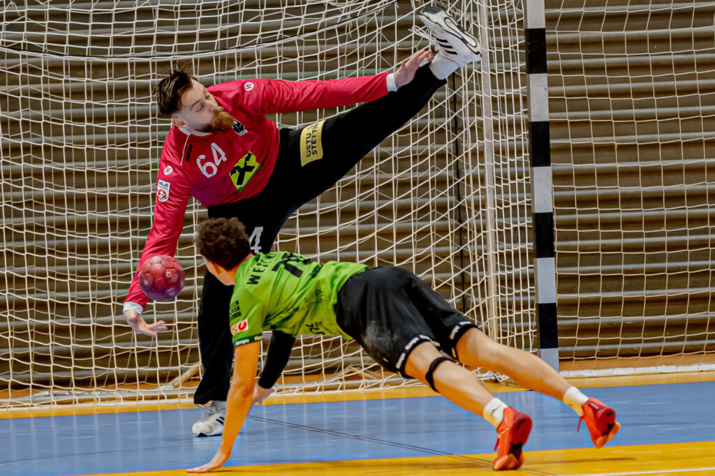 Tormann Adrian Lombès-Birkenheuer muss sich ordentlich strecken.